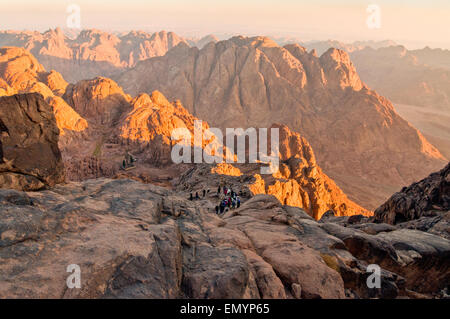 Pilger und Touristen auf dem Weg von den Berg Sinai Peak und Panorama-Felsen der Mosesberg Stockfoto