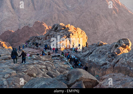 Pilger und Touristen auf dem Weg vom Berg Sinai Gipfel in den frühen Morgenstunden Stockfoto