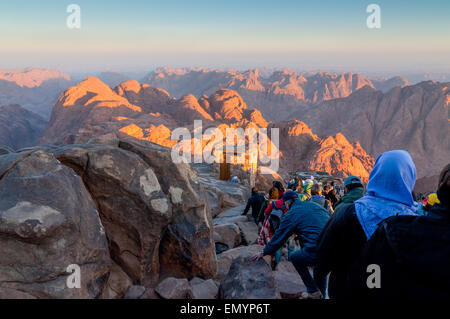 Pilger und Touristen auf dem Weg vom Berg Sinai Gipfel in den frühen Morgenstunden Stockfoto