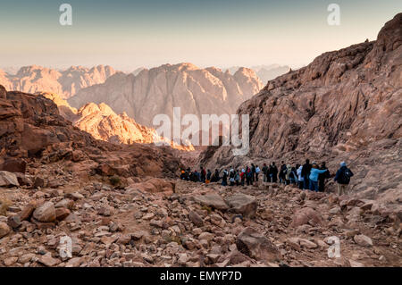 Pilger und Touristen auf dem Weg von den Berg Sinai Peak und Panorama Felsen des Berges Sinai Stockfoto