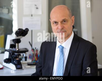 Universität Tübingen, Deutschland. 25. April 2015. Peter Kremser in eine Labatory des Instituts für Tropenmedizin (Institut Fuer Tropenmedizin) der Universität Tübingen, Deutschland, 25. April 2015. Ärzte und Forscher aus anderen Instituten in Europa und Afrika haben einen Malaria-Impfstoff entwickelt, der in nationalen afrikanischen Impfprogramme verwendet werden soll. Fast 15.000 Kinder in 7 Ländern Afrikas wurden in der klinischen Studie, deren Ergebnisse Kremsner präsentiert auf einer Pressekonferenz einen Tag vor dem Welt-Malaria-Tag am 25 April geimpft. Foto: Michael Latz/Dpa/Alamy Live News Stockfoto