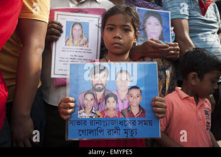 24. April 2015 - in der Nähe von Dhaka, Bangladesch - Verwandter eines Opfers, getötet in dem Zusammenbruch der Rana Plaza sitzt hält das Familienfoto während den zweiten Jahrestag des Rana Plaza Zusammenbruch in Savar, in der Nähe von Dhaka, Bangladesch (Credit-Bild: © Suvra Kanti Das/ZUMA Wire/ZUMAPRESS.com) Stockfoto