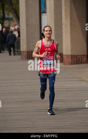 Tower Hotel, London, UK. 23. April 2015. Prominente Teilnehmer besuchen die Promi-Fototermin 2 Tage vor dem Virgin Geld 2015 London Marathon. Oliver Proudlock, läuft Formmitglied von der BAFTA Award Gewinner Reality TV Serie Made in Chelsea und Schöpfer der Modemarke Serge DeNimes seine erste Geld Virgin London-Marathon für die British Heart Foundation. Bildnachweis: Malcolm Park Leitartikel/Alamy Live-Nachrichten Stockfoto