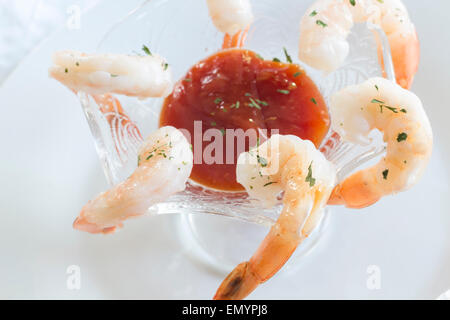 Schöne Rute Krabbencocktail mit pikanten Meerrettichsauce serviert Stockfoto