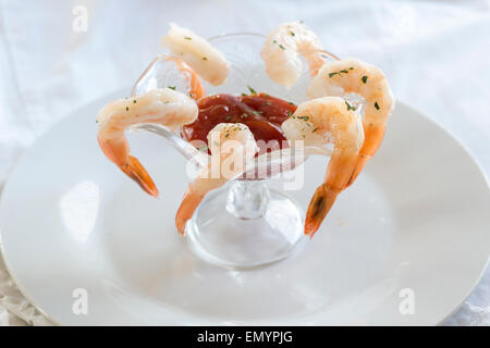 Schöne Rute Krabbencocktail mit pikanten Meerrettichsauce serviert Stockfoto