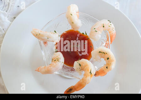 Schöne Rute Krabbencocktail mit pikanten Meerrettichsauce serviert Stockfoto