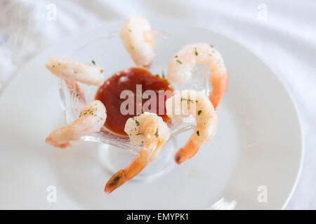 Schöne Rute Krabbencocktail mit pikanten Meerrettichsauce serviert Stockfoto