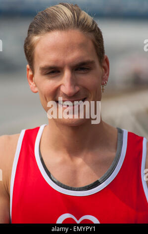 Tower Hotel, London, UK. 23. April 2015. Prominente Teilnehmer besuchen die Promi-Fototermin 2 Tage vor dem Virgin Geld 2015 London Marathon. Oliver Proudlock, läuft Formmitglied von der BAFTA Award Gewinner Reality TV Serie Made in Chelsea und Schöpfer der Modemarke Serge DeNimes seine erste Geld Virgin London-Marathon für die British Heart Foundation. Bildnachweis: Malcolm Park Leitartikel/Alamy Live-Nachrichten Stockfoto