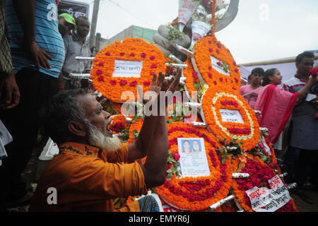 Dhaka, Bangladesch. 24. April 2015. Ein Bangladeshi Verwandter eines Opfers des Rana Plaza Gebäude Zusammenbruch weint, als er den zweiten Jahrestag der Katastrophe am Standort markiert wo das Gebäude einmal in Savar, am Stadtrand von Dhaka am 24. April 2015 stand. Demonstranten, darunter auch Hunderte von Überlebenden rief für Entschädigung und verlangte Sicherheit und Arbeitsrechte in Tausenden von Bekleidungsfabriken.  2.500 Menschen verletzen Credit: Mamunur Rashid/Alamy Live News Stockfoto