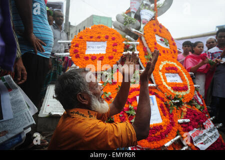 Dhaka, Bangladesch. 24. April 2015. Ein Bangladeshi Verwandter eines Opfers des Rana Plaza Gebäude Zusammenbruch weint, als er den zweiten Jahrestag der Katastrophe am Standort markiert wo das Gebäude einmal in Savar, am Stadtrand von Dhaka am 24. April 2015 stand. Demonstranten, darunter auch Hunderte von Überlebenden rief für Entschädigung und verlangte Sicherheit und Arbeitsrechte in Tausenden von Bekleidungsfabriken.  2.500 Menschen verletzen Credit: Mamunur Rashid/Alamy Live News Stockfoto