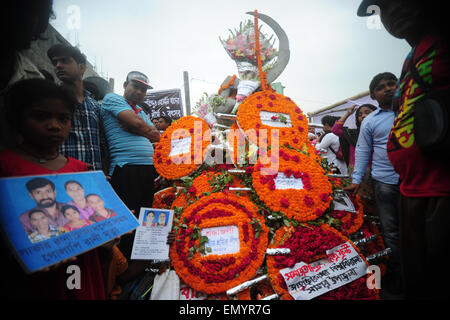 Dhaka, Bangladesch. 24. April 2015. Bangladeshi Laien Blumenkränzen in Gedenken an die Opfer des Rana Plaza Gebäude Zusammenbruch, wie sie den zweiten Jahrestag der Katastrophe am Standort markieren, wo das Gebäude einmal in Savar, am Stadtrand von Dhaka am 24. April 2015 stand. Demonstranten, darunter auch Hunderte von Überlebenden rief für Entschädigung und verlangte Sicherheit und Arbeitsrechte in Tausenden von Bekleidungsfabriken. Bildnachweis: Mamunur Rashid/Alamy Live-Nachrichten Stockfoto