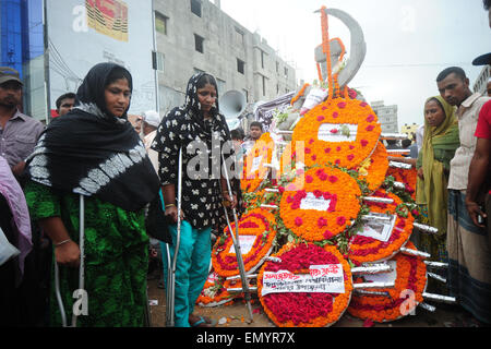 Dhaka, Bangladesch. 24. April 2015. Bangladeshi Laien Blumenkränzen in Gedenken an die Opfer des Rana Plaza Gebäude Zusammenbruch, wie sie den zweiten Jahrestag der Katastrophe am Standort markieren, wo das Gebäude einmal in Savar, am Stadtrand von Dhaka am 24. April 2015 stand. Demonstranten, darunter auch Hunderte von Überlebenden rief für Entschädigung und verlangte Sicherheit und Arbeitsrechte in Tausenden von Bekleidungsfabriken. Bildnachweis: Mamunur Rashid/Alamy Live-Nachrichten Stockfoto