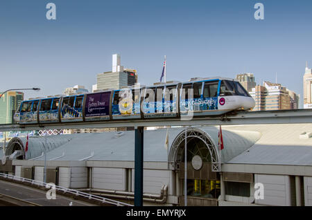 Sydney, Australien - 14. September 2012: Sydney Monorail Zug Reisen in Richtung Darling Harbour während eines Tages Stockfoto