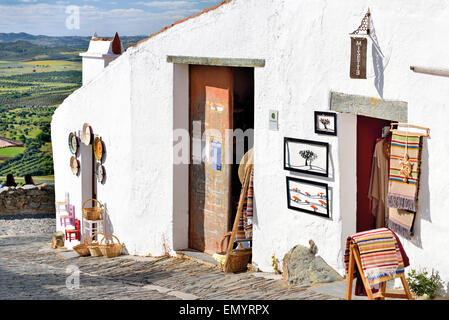Portugal, Alentejo: Handwerksgeschäfte und Panoramablick im historischen Dorf Monsaraz Stockfoto