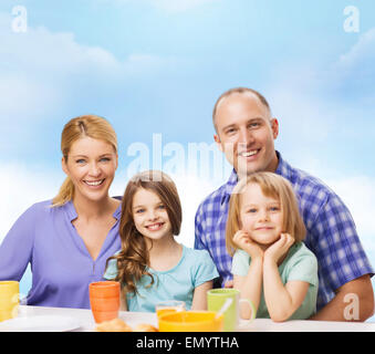 glückliche Familie mit zwei Kindern mit dem Frühstück Stockfoto