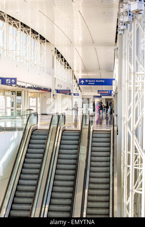 DFW, Dallas Fort Worth International Airport, Dallas, TX, USA - November 10,2014: Passagiere warten auf den Skylink-Zug Stockfoto