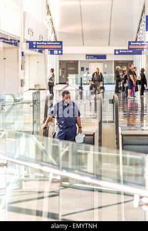 DFW, Dallas Fort Worth International Airport, Dallas, TX, USA - November 10,2014: Passagiere warten auf den Skylink-Zug Stockfoto