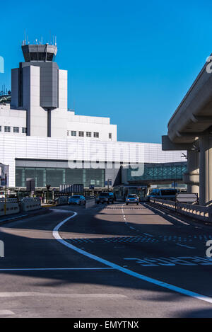 SFO, San Francisco internationaler Flughafen, USA - 4. März 2015: Außenansicht der Kontrollturm Stockfoto