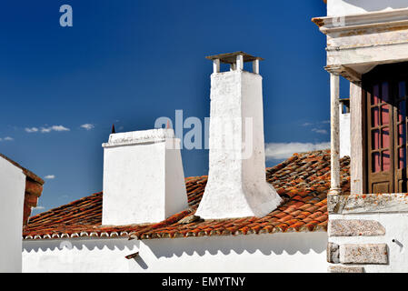 Portugal, Alentejo: Typische Schornsteine und Dachdetails in historischen Dorf Monsaraz Stockfoto