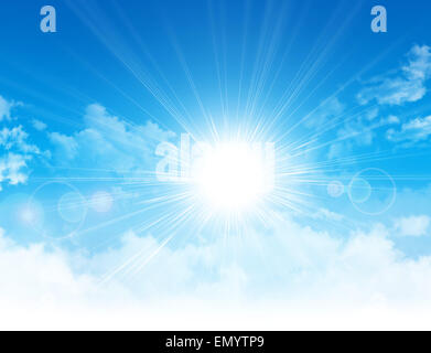 Frühling Sonne. Sonne Licht bricht durch weiße Wolken am blauen Himmel Stockfoto
