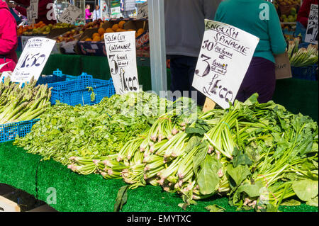 Preistickets für Obst und Gemüse auf Obst und Gemüse Marktstand Stoke auf Trent England GB Europa Stockfoto