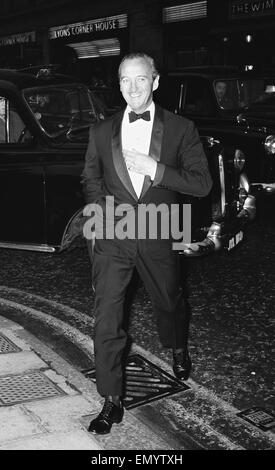 Schauspieler David Niven Aarrives im Prince Of Wales Theatre in London für die Premiere der musical-Produktion "Funny Girl" Darsteller Barbara Streisand. 13. April 1966. Stockfoto