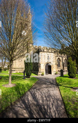 Die Pfarrkirche von St. Johannes der Täufer, auch bekannt als die "Kathedrale des Peak" in dem Dorf Tideswell, Derbyshire. Stockfoto