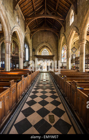 Innenansicht der "Kathedrale des Peak", Tideswell, Derbyshire. Blick über die gesamte Länge des Kirchenschiffs. Stockfoto