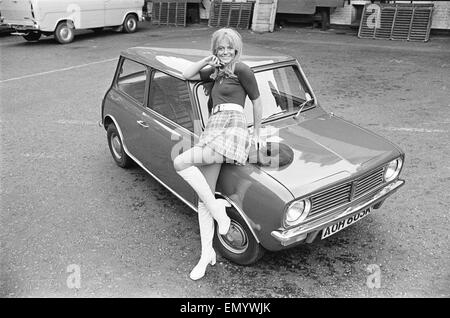 Tagwache Model gesehen hier posiert mit einem Mini Clubman-Auto ist ein Top-Preis in der Reveille-Sieg einen Auto Wettbewerb ca. 1972 Stockfoto