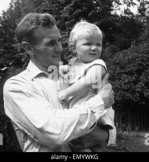 Manchester City Fußballer Don Revie abgebildet mit seinem Sohn Duncan im Garten hinter dem Haus der Familie zu Hause. 4. August 1955. Stockfoto