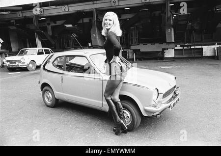 Tagwache Modell Krista gesehen hier posiert mit einem Honda Civic-Auto ist ein Top-Preis in der Reveille-Sieg einen Auto Wettbewerb ca. 1972 Stockfoto