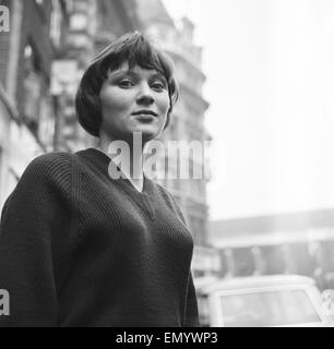 Bernadine Wall, ein Zeuge in der Obszönität Studie für D.H. Lawrence Buch "Lady Chatterley es Lover', während der Gerichtsverhandlung im Old Bailey in London abgebildet. 31. Oktober 1960. Stockfoto