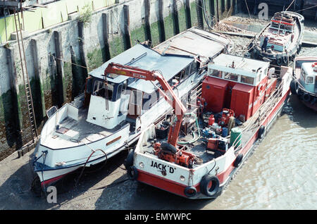 Das Ausflugsschiff Marquise sank nachdem er von der Bagger Bowbelle auf der Themse in den frühen Morgenstunden des 20. August 1989 getroffen. 131 Personen an Bord, einschließlich Besatzung und Kellner, besuchten eine Privatparty zum 26. Geburtstag von Ant Stockfoto