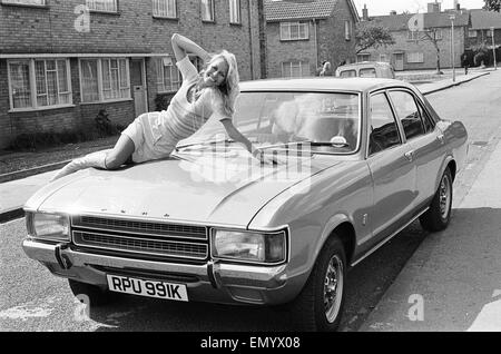 Tagwache Modell Andrea Lloyd gesehen hier posiert mit einem Ford Consul Hauptpreis in der Reveille-Sieg ist einen Auto-Wettbewerb ca. 1972 Stockfoto