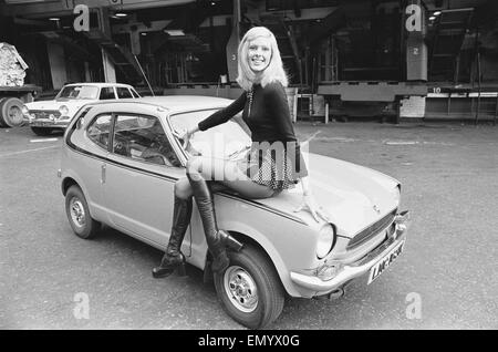 Tagwache Modell Krista gesehen hier posiert mit einem Honda Civic-Auto ist ein Top-Preis in der Reveille-Sieg einen Auto Wettbewerb ca. 1972 Stockfoto