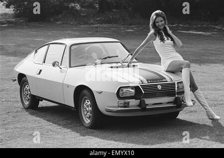 Tagwache Modell Beulah Hughes gesehen hier posiert mit einem Lancia-Auto ist ein Top-Preis in der Reveille-Sieg einen Auto Wettbewerb ca. 1972 Stockfoto