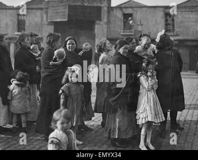 Eine Gruppe von irischen Müttern und ihren Babys hören reden von der Panel-Koalition Kandidat der Mitte Dublin während der 1922 irischen Wahlen. 13. Juni 1922 Stockfoto