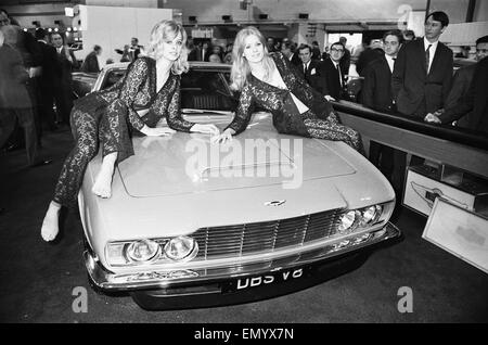 Modelle Marterrad über die Motorhaube eines Aston Martin DBS V8 auf dem 1969 Autosalon 1. Juni 1969 Stockfoto