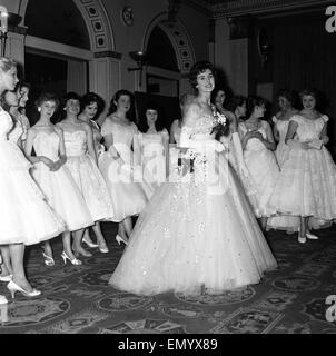 Täglich Mirror Debütanten Ball 1958 im Dorchester Hotel in London, 7. Mai 1958. Barbara Lambert, täglicher Spiegel Deb des Jahres im Zentrum Stockfoto