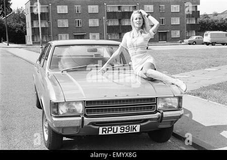 Tagwache Modell Andrea Lloyd gesehen hier posiert mit einem Ford Consul Hauptpreis in der Reveille-Sieg ist einen Auto-Wettbewerb ca. 1972 Stockfoto