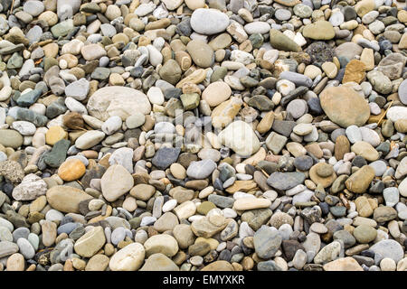 Mustern gebildet durch zufällige Steinen und Bebbles am Strand Stockfoto