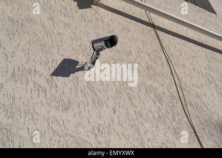 Überwachungskamera mit einer Mauer befestigt Stockfoto