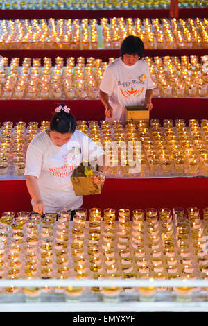 Lady-Anhänger tendenziell Tausende von Wesak Laternen am Maha Vihara Buddhistentempel, Kuala Lumpur Malaysia Wesak tagsüber. Stockfoto