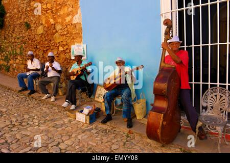 Männliche kubanischen Straßenmusiker spielen kubanische Musik die Straßen von Trinidad, Kuba Stockfoto