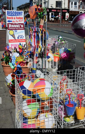 Strandspielzeug für Verkauf, Southport, Sefton, Lancashire, England, Stockfoto