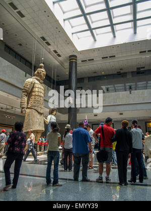 Riesige Terrakottakrieger Hand in Hand mit kleiner Junge Mädchen Puppen im Museum Xi-eine Provinz, China Stockfoto