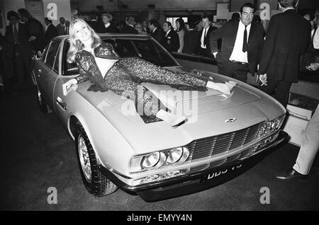 Modell Marterrad über die Motorhaube eines Aston Martin DBS V8 auf dem 1969 Autosalon 1. Juni 1969 Stockfoto