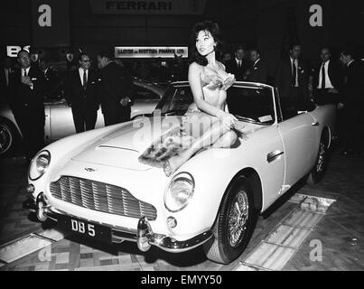 Modell Marterrad über die Motorhaube eines Aston Martin DB5 auf der British International Motor Show in London 20. Oktober 1964. Stockfoto