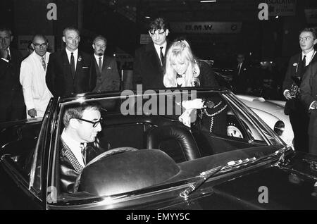 Peter Sellers und Brit Ekland auf der British International Motor Show in London 19. Oktober 1965. Stockfoto