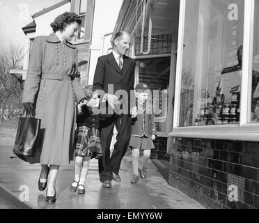 Familie einkaufen 1. Februar 1954 Stockfoto